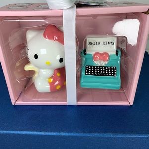 Hello Kitty & Friends Ceramic Salt & Pepper Shaker Typewriter/ Hello Kitty
